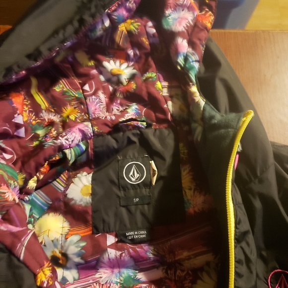 Volcom - Picture 3 of 3